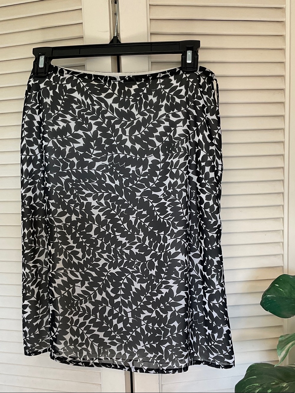 Vintage Old Navy Black and White Leaf-Print Knee-length Skirt